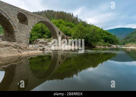 Pont du diable - ancien pont en pierre sur la rivière Arda en Bulgarie, en Europe Banque D'Images