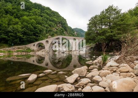 Pont du diable - ancien pont en pierre sur la rivière Arda en Bulgarie, en Europe Banque D'Images