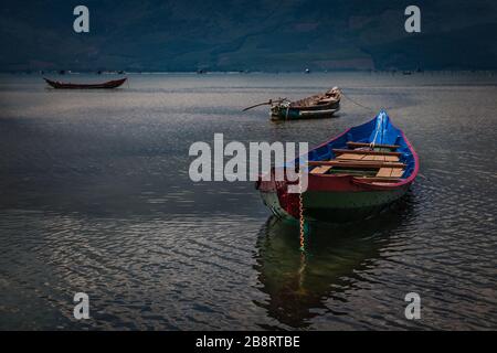 Trois bateaux sur la lagune de Tam Giang, Vietnam Banque D'Images