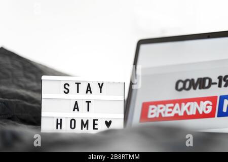 Visionneuse avec texte « Stay home » sur fond en bois. Vue sur le dessus plat lay Covid-19 citation Banque D'Images