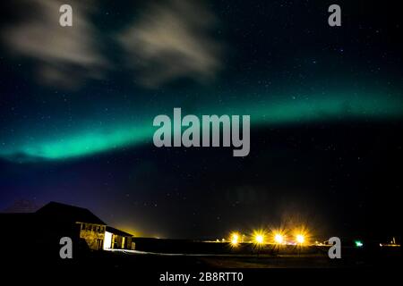 Une forte lumière du nord montrant au-dessus de Grundarfjörður Banque D'Images