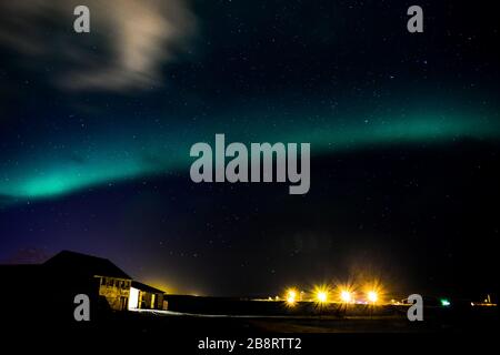 Une forte lumière du nord montrant au-dessus de Grundarfjörður Banque D'Images