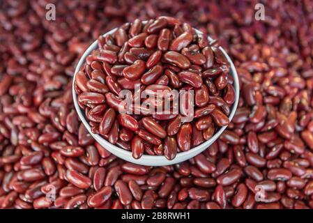 Haricots adzuki ou grains de haricots rouges dans un bol. Banque D'Images