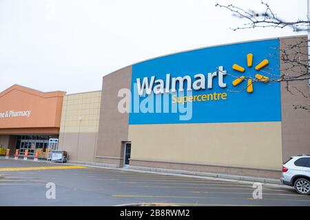 Gros plan montrant une section de l'extérieur d'un super magasin Walmart Canada. Banque D'Images