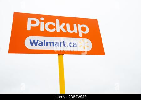Des panneaux de ramassage à l'épicerie sont sur le parking d'un super magasin Walmart Canada Banque D'Images