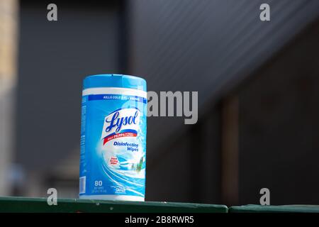 Un conteneur de lingettes désinfectantes de marque Lysol. Cela est devenu une denrée rare au milieu de la pandémie de Coronavirus. Banque D'Images