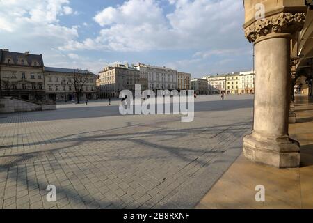 Cracovie / Pologne - 19 mars 2020: Place du marché principal presque vide pour empêcher les spaches de coronavirus, église Saint-Marys, point d'accès sec dans la ville populaire Banque D'Images