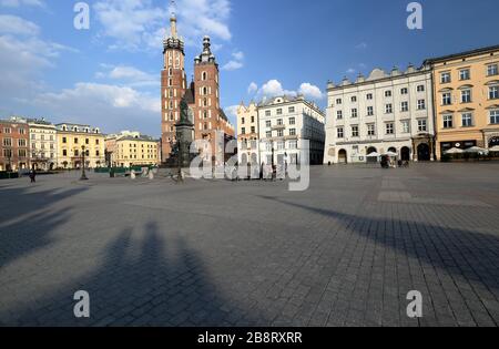 Cracovie / Pologne - 19 mars 2020: Place du marché principal presque vide pour empêcher les spaches de coronavirus, église Saint-Marys, point d'accès sec dans la ville populaire Banque D'Images