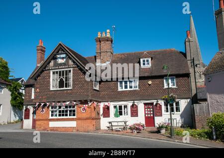 Le pub White Harte Inn à Cuckfield, dans le West Sussex, se prélasser au soleil un jour chaud de juillet. Banque D'Images