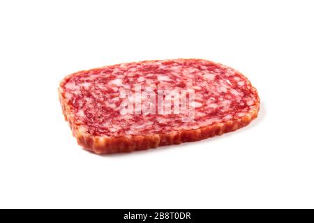 Un morceau de salami isolé sur fond blanc Banque D'Images