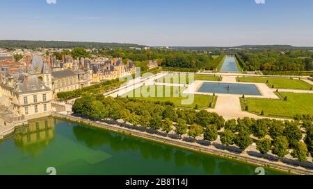 Vue aérienne du château médiéval de chasse royale Fontainbleau, près de Paris en France et lac aux cygnes blancs Banque D'Images