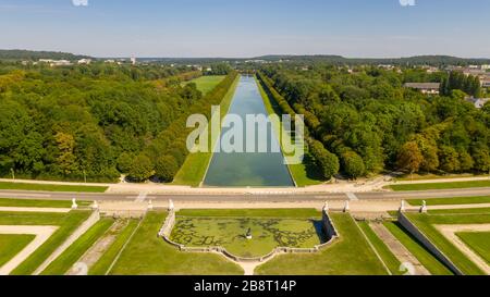 Vue aérienne du château médiéval de chasse royale Fontainbleau, près de Paris en France et lac aux cygnes blancs Banque D'Images