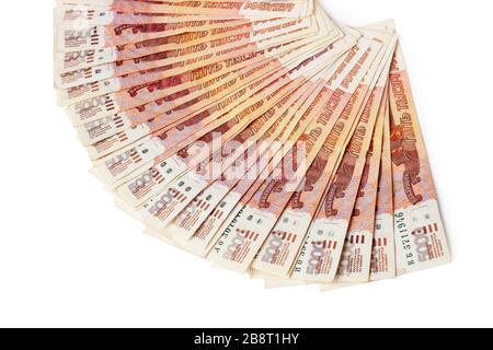 Billets russes en coupures de cinq mille roubles isolés sur fond blanc Banque D'Images