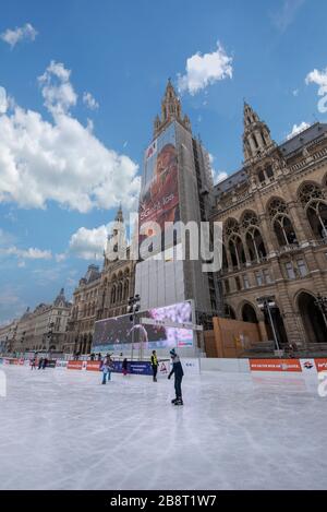 VIENNE, AUTRICHE.Patinage sur glace au Wiener Eistraum.Le Wiener Rathaus - Hôtel de ville de Vienne.Le gouvernement de la ville l'établit chaque hiver. Banque D'Images