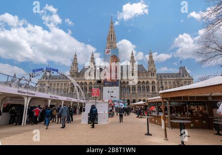 VIENNE, AUTRICHE.Marché de Noël devant le Wiener Rathaus - Hôtel de ville à Vienne.Le gouvernement de la ville l'établit chaque hiver. Banque D'Images