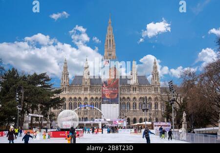 VIENNE, AUTRICHE.Patinage sur glace au Wiener Eistraum.Le Wiener Rathaus - Hôtel de ville de Vienne.Le gouvernement de la ville l'établit chaque hiver. Banque D'Images