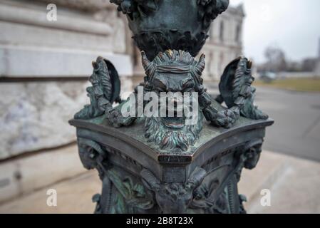 Vienne, Autriche. Statue de bronze de Mascaron partie de la composition de lanterne de rue devant le Burgtheater (Théâtre de la Cour impériale) Banque D'Images