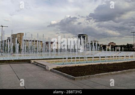 Partie d'un quartier résidentiel surplombant le Palais national de la Culture fontaines eau dans le centre de Sofia, Bulgarie Banque D'Images