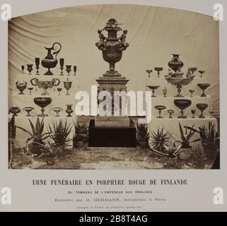 TOMBEAU FUNÉRAIRE de L'EMPEREUR DÉSACTIVÉ, 7ÈME ARRONDISSEMENT, PARIS Urne funéraire du tombeau de l'Empereur aux Invalides. Paris (VIIIème arr.). 1855-1865. Photographie anonyme. Banque D'Images