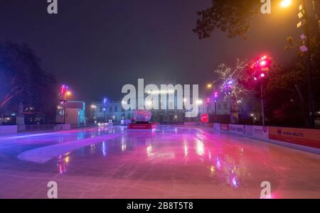 VIENNE, AUTRICHE.La patinoire Wiener Eistraum ou la nuit.Devant le Wiener Rathaus - Hôtel de ville de Wien. Banque D'Images