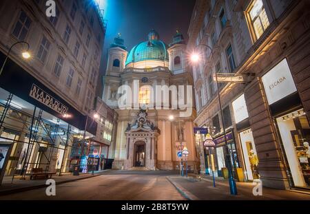 Vienne, Autriche. Peterskirche la nuit. Célèbre église catholique baroque Saint-Pierre sur Petersplatz. Banque D'Images