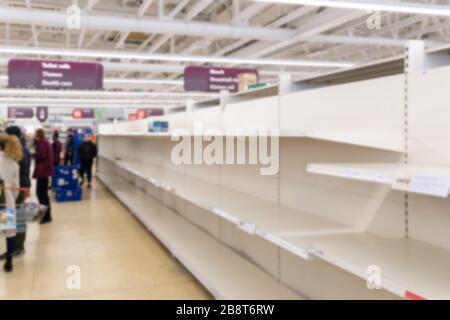 Image d'arrière-plan intérieur floue des étagères de supermarché vides en raison du stockage induit par Covid-19, coronavirus Banque D'Images