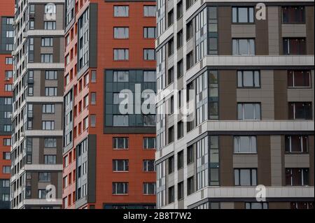 Une rangée de bâtiments modernes de plusieurs étages avec des fenêtres de gros plan. Contexte. Banque D'Images