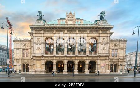 Vienne, Autriche. L'Opéra national de Vienne (Wiener Staatsoper) est une salle de concert autrichienne au coucher du soleil Banque D'Images