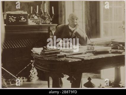 Portrait du politicien Georges Benjamin Clemenceau (1841-1929), assis à son bureau. Portrait de George Benjamin Clemenceau (1841-1929). Georges Benjamin Clémenceau (1841-1929), homme politique English, assis à son bureau. Photo de Paul Cardon (dit Dornac ou Paul Marsan). Papier de rage alluminé. Entre 1885 et 1895. Paris, musée Carnavalet. Banque D'Images