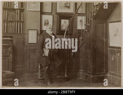 Portrait du critique du drame Sarcey (1827-1899), devant un escalier. Portrait de Sarcey (1827-1899). Francisque Sarcey (1827-1899), critique dramatique, devant un escalier. Photo de Paul Cardon (dit Dornac ou Paul Marsan). Papier de rage alluminé. Entre 1885 et 1895. Paris, musée Carnavalet. Banque D'Images