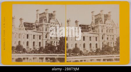 Le Palais des Tuileries, les appartements et le Pavillon de flore en ruines après le feu de la commune, 1ère arrondissement, Paris. Palais des Tuileries. La commune de Paris. Le Palais des tuileries, les appartements et le pavillon de flore en ruines après l'incendie de la commune, Paris (Ier arr.). Photo de Jules Raudnitz. Vue stéréoscopique sur papier aluminé. 1871. Paris, musée Carnavalet. Banque D'Images