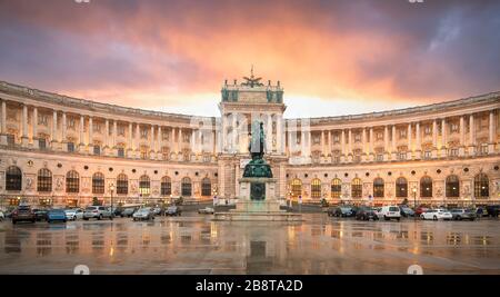 Vienne, Autriche.Le complexe du musée Neue Burg fait partie du palais impérial de Hofburg, au centre de Vienne, au coucher du soleil Banque D'Images