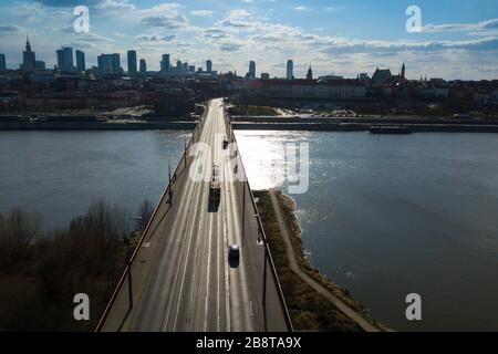 (200323) -- VARSOVIE, le 23 mars 2020 (Xinhua) -- une photo aérienne prise le 22 mars 2020 montre un seul tram qui s'exécute sur le pont Slask-Dabrrowski à Varsovie, Pologne. La Pologne a connu une hausse dans les affaires COVID-19 ces derniers jours, ce qui a incité le gouvernement à prendre des mesures plus strictes pour limiter la circulation des personnes. (Photo de Jaap Arrens/Xinhua) Banque D'Images