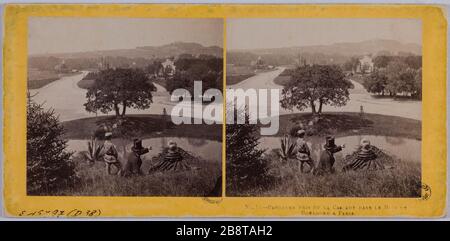 Bois de Boulogne, 16ème arrondissement, Paris. Panorama pris de la Cascade dans le Bois de Boulogne à Paris. Bois de Boulogne, Paris (XVIème arr.) . Panorama pris de la Cascade dans le Bois de Boulogne à Paris. Photographie anonyme. Papier aluminé. Paris, musée Carnavalet. Banque D'Images