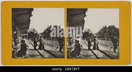 55. EXPOON 1900. LA PASSERELLE. Exposition universelle de 1900. La passerelle mobile, quai d'Orsay, 7ème arrondissement, Paris. Exposition universelle de 1900. Le trottoir roulant, quai d'Orsay, Paris (VIIIème arr.). Société industrielle de Photographie ou S.I.P. Rage sur papier au gélatino bromore d'argent contenu sur carton jaunisse. Paris, musée Carnavalet. Banque D'Images