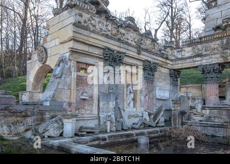 Vienne, Autriche.Ruines romaines avec la fontaine dans le château de Schönbrunn ou le parc de Schloss Schönbrunn Banque D'Images