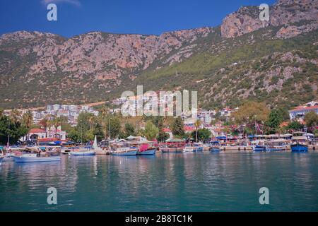 Belle ville méditerranéenne Kas au coucher du soleil, Turquie. Bateaux dans le port de Kas. Banque D'Images