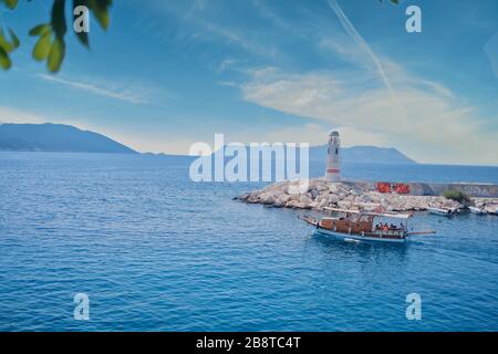 Belle ville méditerranéenne Kas au coucher du soleil, Turquie. Bateaux dans le port de Kas. Banque D'Images