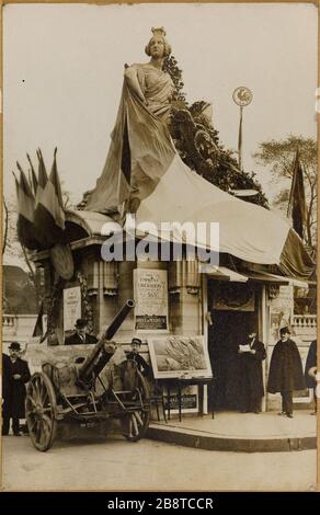 Quatre hommes et un enfant devant un sanctuaire dans la ville de Strasbourg (1836) avec la statue de James Pradier (1790-1852) couverte de drapeaux, pour la souscription du quatrième prêt, dit libération, octobre-novembre 1918, en haut de Concorde, 8ème arrondissement, Paris. Quatre hommes et un enfant devant un édicule de la ville de Strasbourg (1836) avec la statue réalisée par James Pradier (1790-1852) regouvert de drageaux, pour la conscription du quatrième emprunt, dit de la libération, place de la Concorde. Paris (VIIIème arr.). Photographie anonyme. Rage au gélatino-bromure d'argent. Octobre-novembre Banque D'Images