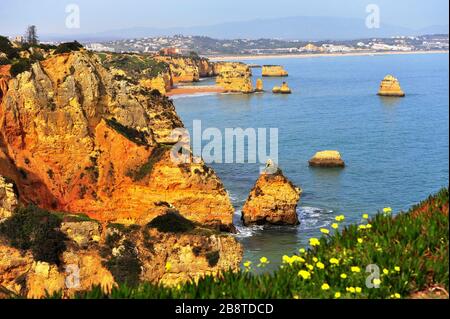 Superbe bord de mer rocheux à la station balnéaire de Lagos au Portugal Banque D'Images