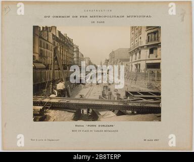 Construction / route métropolitaine municipale / de Paris / Gare 'porte d'Orléans' / établissement pont en acier / vers la porte de Clignancourt / 29 juillet 1907. Construction du pont en acier de l'establishment de Paris, 'porte d'Orléans', 14ème arrondissement Construction du chemin de fer métropolitaine municipale de Paris : mise en place du tablier médiéval, gare 'porte d'Orléans'. Paris (XIVème arr.). Photographie anonyme. Rage au gélatino-chlorure d'argent, 29 juillet 1907. Paris, musée Carnavalet. Banque D'Images