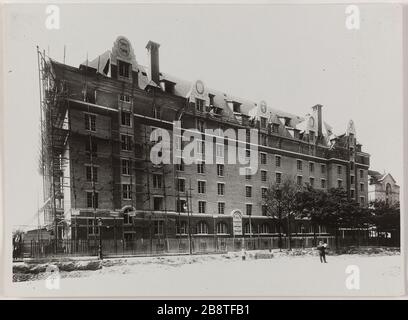 Construction de la Maison des provinces de France, Cité internationale universitaire de Paris, 14ème arrondissement Maison internationale fédérée aux députés de la Cité internationale universitaire de Paris (XIVème arr.). Construction de la Maison des provinces de France. Photographie anonyme. Rage au gélatino-bromure d'argent. Vers 1930. Paris, musée Carnavalet. Banque D'Images