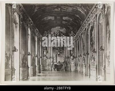 Vue sur la cheminée dans la galerie après Golden / reconstruction en 1870-1875 sous la direction / architecte Questel. Cheminée de l'hôtel Golden Gallery of Toulouse, Banque de France, 1ère arrondissement, Paris cheminée de la galerie Dorée de l'Hôtel de Toulouse, ancien hôtel de la Vrillière, près de la place des victoires, reconstruction après en 1870-1875 sous la direction de l'architecture Questel. Paris (Ier arr.) Photographie anonyme. Rage au gélatino-bromure d'argent. Paris, musée Carnavalet. Banque D'Images