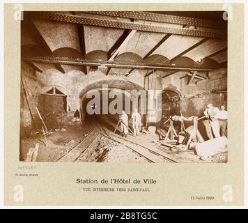 Construction / Métropole ferroviaire / Paris municipal / Gare de l'Hôtel Ville / vue intérieure vers Saint-Paul / 11 juillet 1899. Construction de la ville métropolitaine de Paris : vue intérieure de la station Hôtel -d Union photographique française. Construction / du chemin de fer métropolitaine / ville de Paris / Gare de l'Hôtel de Ville / vue supérieure vers Saint-Paul / 11 juillet 1899. 'Construction du chemin de fer métropolitaine municipale de Paris : vue demeure de la gare de l'Hôtel-de-Ville, 4ème arrondissement, Paris'. Rage au gélatino-chlorure d'argent. En 1899-07-11-189 Banque D'Images