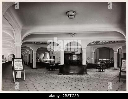 Réception et fenêtres / étage à étage. Réception et fenêtres au rez-de-chaussée, 1ère arrondissement, Paris Réception et guichets au rez-de-chaussée. Paris (Ier arr.). Photographie anonyme. Rage au gélatino-bromure d'argent. Paris, musée Carnavalet. Banque D'Images