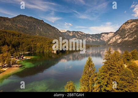 Vue panoramique sur le lac de Bohinj avec les alpes juliennes en arrière-plan, Slovénie Banque D'Images