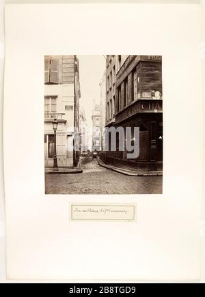 Rue prêtres St Germain l'Auxerrois, 1ère arrondissement, Paris. Rue des Prés-Saint-Germain-l'Auxerrois. Paris (Ier arr.), entre 1865 et 1868. Photo de Charles Marville (1813-1879). Paris, musée Carnavalet. Banque D'Images