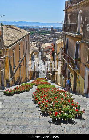 Une rue étroite parmi les maisons caractéristiques de Caltagirone, une ville en Sicile en Italie Banque D'Images