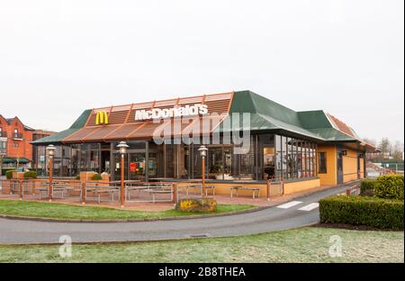 Douglas, Cork, Irlande. 23 mars 2020. Tous les restaurants McDonald’s qui emploient 135 000 employés au Royaume-Uni et en Irlande ferment leurs activités lundi à 19 heures pour protéger la sécurité de leurs employés et de leurs clients en raison de l’urgence Coronvirus Covid-19. La photo montre le restaurant McDonald's et le drive à Douglas, Cork, en Irlande. Crédit; David Creedon / Alay Live News Banque D'Images