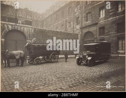 Pour le premier court vers l'entrée de la greffe, vue de la porte avant. Prison Saint-Lazare, prison pour femmes, 107 rue du Faubourg Saint-Denis, 10ème arrondissement, Paris. Prison automobile, cheval et deux employés de l'admi vue de la première cour en direction de l'entrée du greffe, vue pry de la porte d'entrée. Prison Saint-Lazare, maison d'arrêt pour femmes, 107 rue du Faubourg-Saint-Denis. Paris (Xème arr.). Voiture carcacérale, cheval et deux emplois de l'administration pénitiaire. Photographie d'Henri Manuel (1874-1947). Rage gélatino-argentique au bromure sur papier, collage sur un Banque D'Images